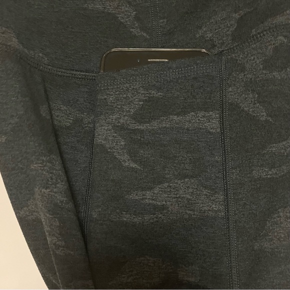 Vuori Clean Elevation Legging Camo Womens Size XS Pockets Workout Athleisure Gym - Picture 6 of 10